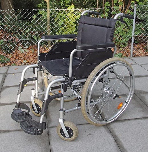 Rollstuhl und Bahre mit Rollgestell für den Patiententransport